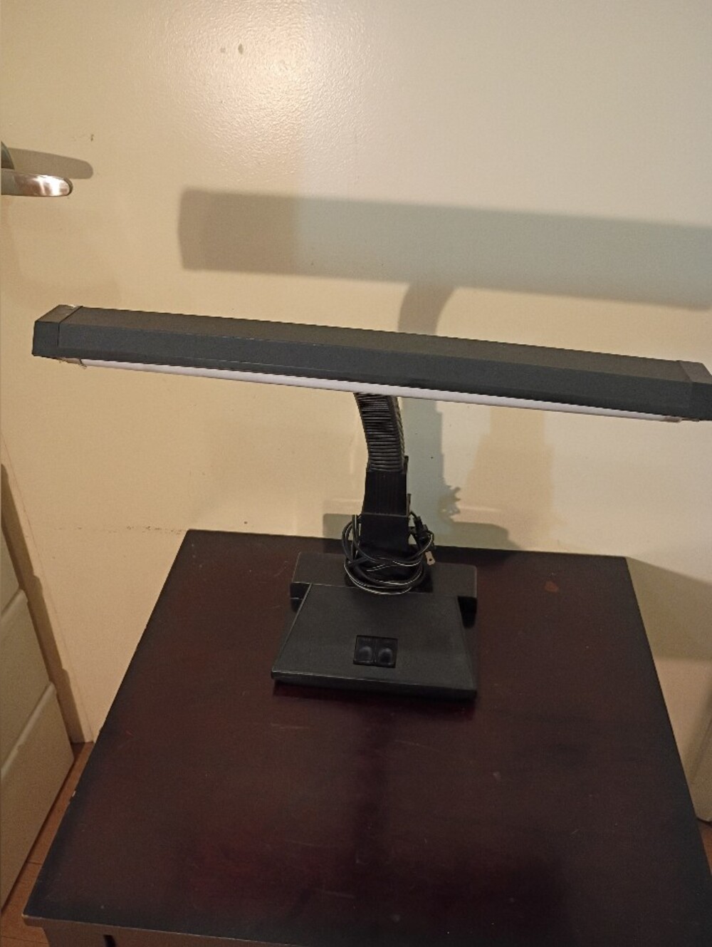 Vintage Underwriters Laboratories Desk Lamp E-72474 2-Tube Fluorescent Work Lite